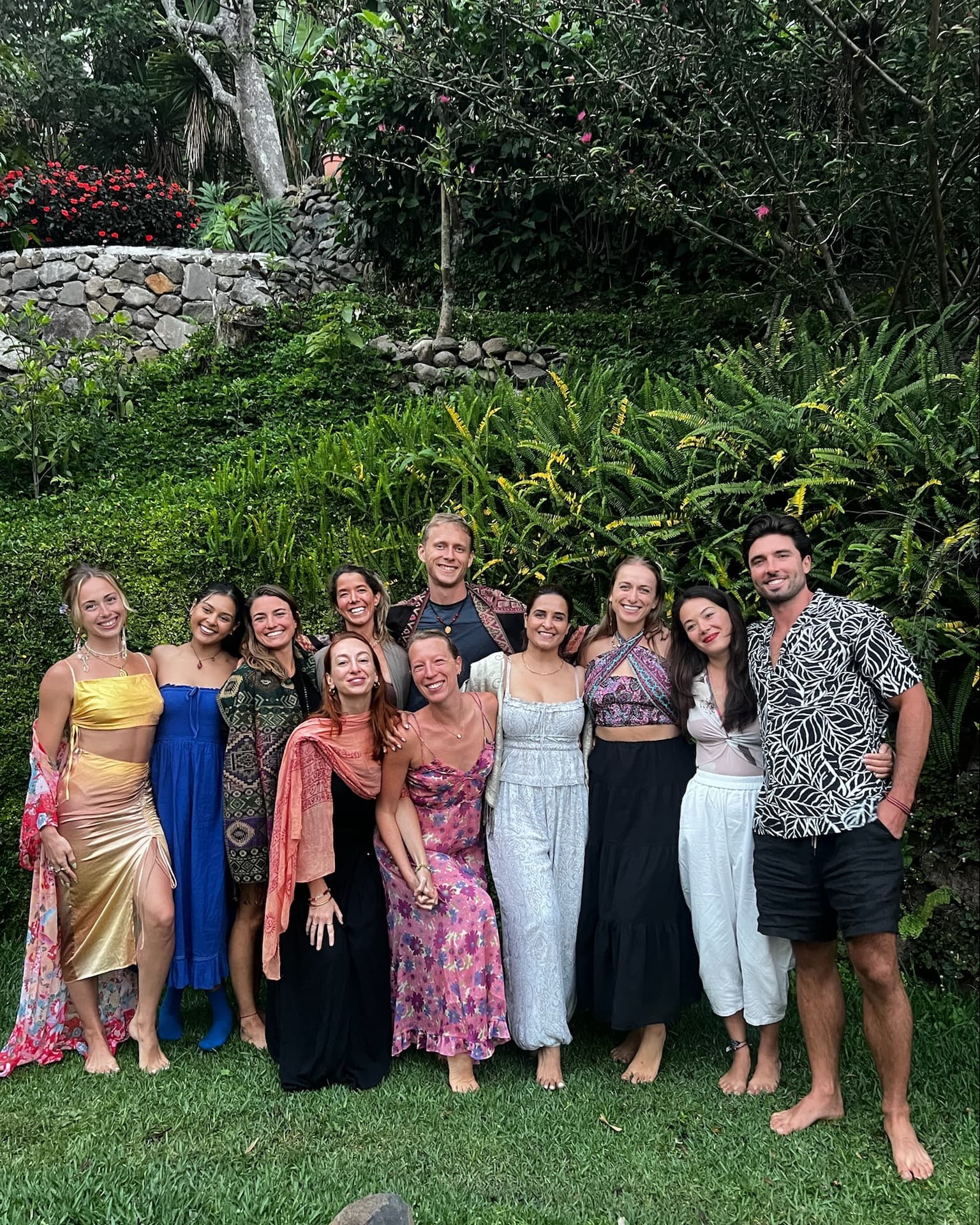 Alix con su promoción de formación de profesores, reunidos en un jardín al atardecer